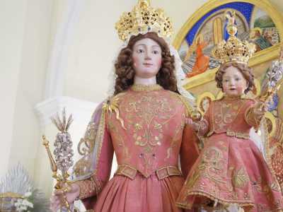 Mamma e figlioletto hanno la testa coronata e folti riccioli castani e visi dai tratti delicati su cui spiccano evidenti gote rosse. E a questa scultura che si rivolgono da secoli i fedeli per chiedere una benedizione alla santa, non prima per� di averle baciato il vestito